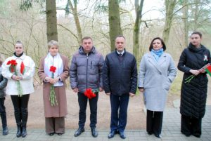 В преддверии дня памяти жертв Хатынской трагедии у памятника Скорбящей матери в деревне Наумовичи состоялся митинг-реквием