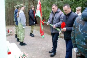 В преддверии дня памяти жертв Хатынской трагедии у памятника Скорбящей матери в деревне Наумовичи состоялся митинг-реквием