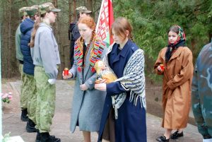 В преддверии дня памяти жертв Хатынской трагедии у памятника Скорбящей матери в деревне Наумовичи состоялся митинг-реквием