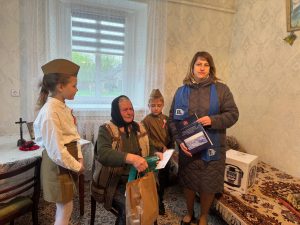 С наступающим Днём Победы поздравили малолетних узниц фашистских концлагерей Ромуальду Сигизмундовну Ленгинович проживающую в д. Наумовичи и Казимиру Антоновну Чигер из д. Конюхи Подлабенского сельисполкома.