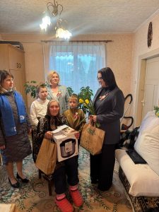 С наступающим Днём Победы поздравили малолетних узниц фашистских концлагерей Ромуальду Сигизмундовну Ленгинович проживающую в д. Наумовичи и Казимиру Антоновну Чигер из д. Конюхи Подлабенского сельисполкома.