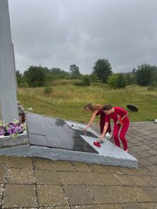 Работники СПК «Гродненский» и Подлабенский сельсовет возложили цветы у форта 1 в преддверии Дня Независимости Республики Беларусь 🇧🇾