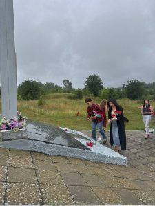 Работники СПК «Гродненский» и Подлабенский сельсовет возложили цветы у форта 1 в преддверии Дня Независимости Республики Беларусь 🇧🇾